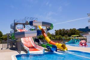 Wasserrutschen im Irene Palace Beach Resort auf einem sonnigen Tag.