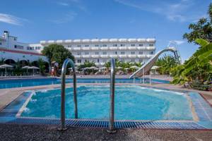 Der Pool mit einer Rutsche im Irene Palace Beach Resort