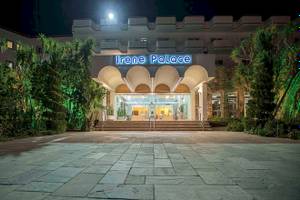 Außenansicht des Irene Palace Beach Resorts bei Nacht mit Beleuchtung und Pflanzen davor.