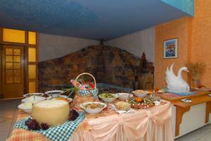 Buffet-Tisch im Irene-Palast-Strand-Resort mit verschiedenen Gerichten und Dekoration.