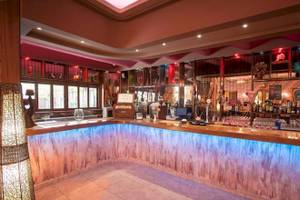 Bar im Irene Palace Beach Resort Hotel mit Holztheke und bunten Lichtern