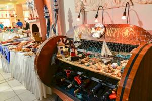 Buffet im Irene Palace Beach Resort mit verschiedenen Speisen und maritimem Dekor.