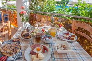 Frühstückstisch im Irene Palace Beach Resort mit Blick auf den Pool.