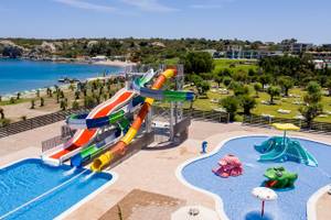 Wasserrutsche im Irene Palace Beach Resort mit Blick auf den Strand und das Meer.