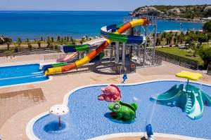 Wasserrutsche im Irene Palace Beach Resort mit Blick auf das Meer