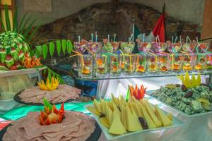 Buffet im Irene Palace Beach Resort mit verschiedenen Speisen und Getränken.