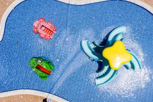 Pool im Irene Palace Beach Resort mit bunten Spieltieren.