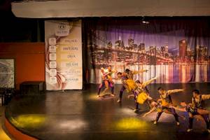 Tanzgruppe auf der Bühne des Delphin Palace Hotels in der Nacht