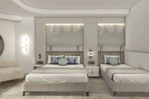 Doppelbett-Zimmer im Delphin Palace Hotel mit weißen Wänden, grauen Betten und Palmblattmustern.