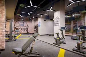 Crossfit Fitness Studio im Delphin Palace Hotel mit modernen Geräten und einer gemauerten Wand.