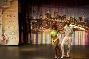 Paar tanzt im Delphin Palace Hotel vor einer New York Skyline Kulisse