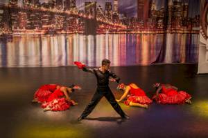 Tanzgruppe auf der Bühne des Delphin Palace Hotels