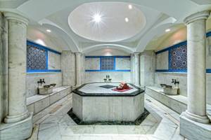 Spa-Bereich im VONRESORT Golden Coast mit achteckigem Becken, Marmorwänden und Säulen.