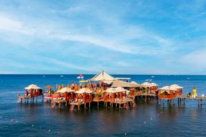Luftaufnahme des VONRESORT Golden Coast mit Überwasser-Lounge am Meer