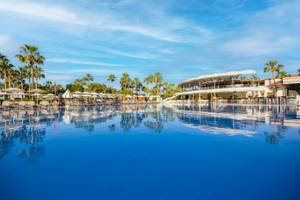 Vonresort Golden Coast mit großem Swimmingpool und Sonnenliegen