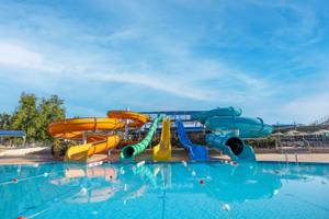 Wasserrutschen und Pool im VONRESORT Golden Coast.