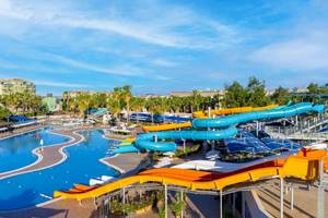 Luftaufnahme des Wasserparks im VONRESORT Golden Coast mit großen Wasserrutschen.