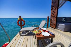 Frühstückstisch auf der Terrasse des VONRESORT Golden Coast mit Blick auf das Meer.