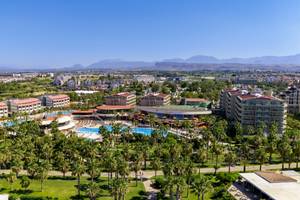 Luftaufnahme des VONRESORT Golden Coast Hotels mit mehreren Swimmingpools und vielen Palmen