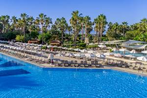 Vonresort Golden Coast Poolbereich mit vielen Liegen und Sonnenschirmen