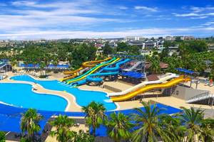 Luftaufnahme des Wasserparks im VONRESORT Golden Coast mit mehreren Rutschen und Pools.