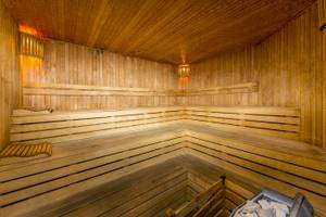 Innenansicht der Sauna im VONRESORT Golden Coast mit Holzwänden und Bänken