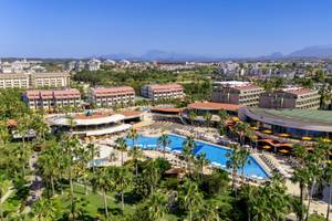 Luftaufnahme des VONRESORT Golden Coast Hotels mit Swimmingpool und Gebäuden