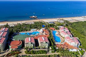 Luftaufnahme des VONRESORT Golden Coast mit Hotelgebäuden, Swimmingpools und einer langen Strandlinie.