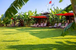 Loungebereich des VONRESORT Golden Coast mit Sonnenliegen und Pavillons.