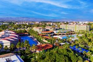 Luftaufnahme des VONRESORT Golden Coast Hotels mit Swimmingpools, Gebäuden und Bäumen