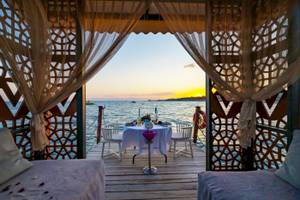 Dinnertisch auf der Terrasse des VONRESORT Golden Coast während des Sonnenuntergangs