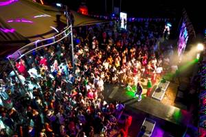 Foto eines vonresort golden coast nachtclub events mit vielen tanzenden leuten und bunten lichtern