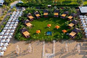 Luftaufnahme des VONRESORT Golden Coast mit vielen Sonnenschirmen und Bungalows.