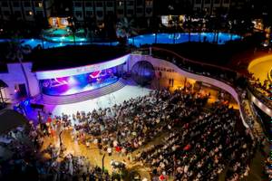 Abendveranstaltung im Freien im VONRESORT Golden Coast, viele Besucher sitzen in der Arena.