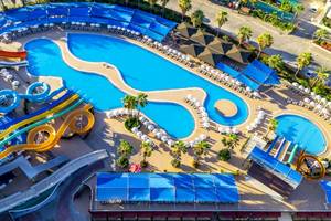 Luftaufnahme des Wasserparks im VONRESORT Golden Coast mit mehreren Rutschen und Pools.