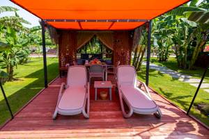 Lounge-Bereich des VONRESORT Golden Coast mit zwei pinken Liegen und einer Tisch.