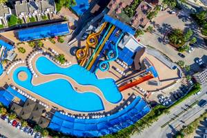 Luftaufnahme des Wasserparks im VONRESORT Golden Coast mit mehreren Rutschen und einem großen Schwimmbecken.