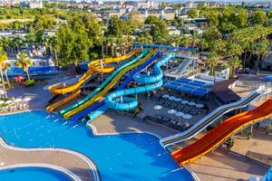Luftaufnahme des Wasserparks im VONRESORT Golden Coast mit bunten Wasserrutschen und Sonnenschirmen.