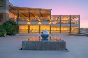 Georgioupolis Resort Aquapark & SPA Außenbereich mit einer reflektierenden Kugel.