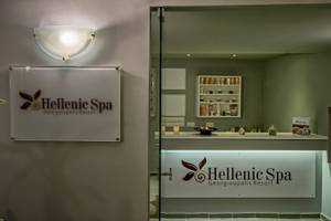 Eingang zum Hellenic Spa im Georgioupolis Resort mit Logo und Beleuchtung.