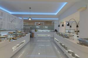 Buffetbereich im Georgioupolis Resort Aquapark & SPA mit vielen Speisen auf Servierplatten.