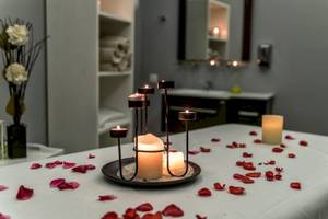 Massage-Tisch mit Kerzen im Georgioupolis Resort Aquapark & SPA Hotel.