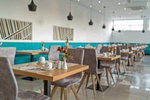 Frühstücksbereich im Georgioupolis Resort Aquapark & SPA Hotel mit vielen Tischen und Stühlen