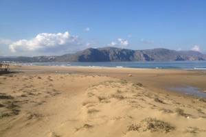 Georgioupolis Resort Aquapark & SPA Strand mit Dünen und Bergen im Hintergrund