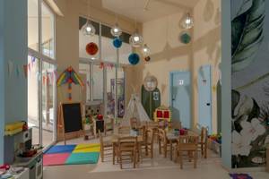 Kinderzimmer im Georgioupolis Resort Aquapark & SPA mit bunten Möbeln und Spielzeug.