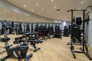 Fitnessstudio im Georgioupolis Resort Aquapark & SPA mit verschiedenen Trainingsgeräten.