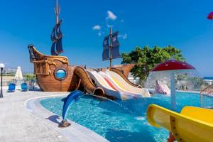 Wasserrutschen und Delfin-Brunnen im Georgioupolis Resort Aquapark & SPA