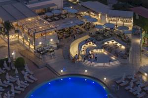 Georgioupolis Resort Aquapark & SPA Abend Außenbereich mit Pool und Loungebereich
