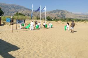 Menschen bei einer Sauberkeitsaktion auf dem Strand des Georgioupolis Resort Aquapark & SPA
