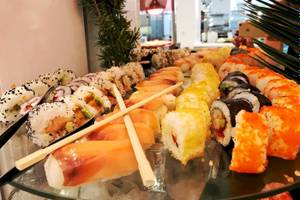 Buffet mit verschiedenen Sushi-Rollen im Georgioupolis Resort Aquapark & SPA